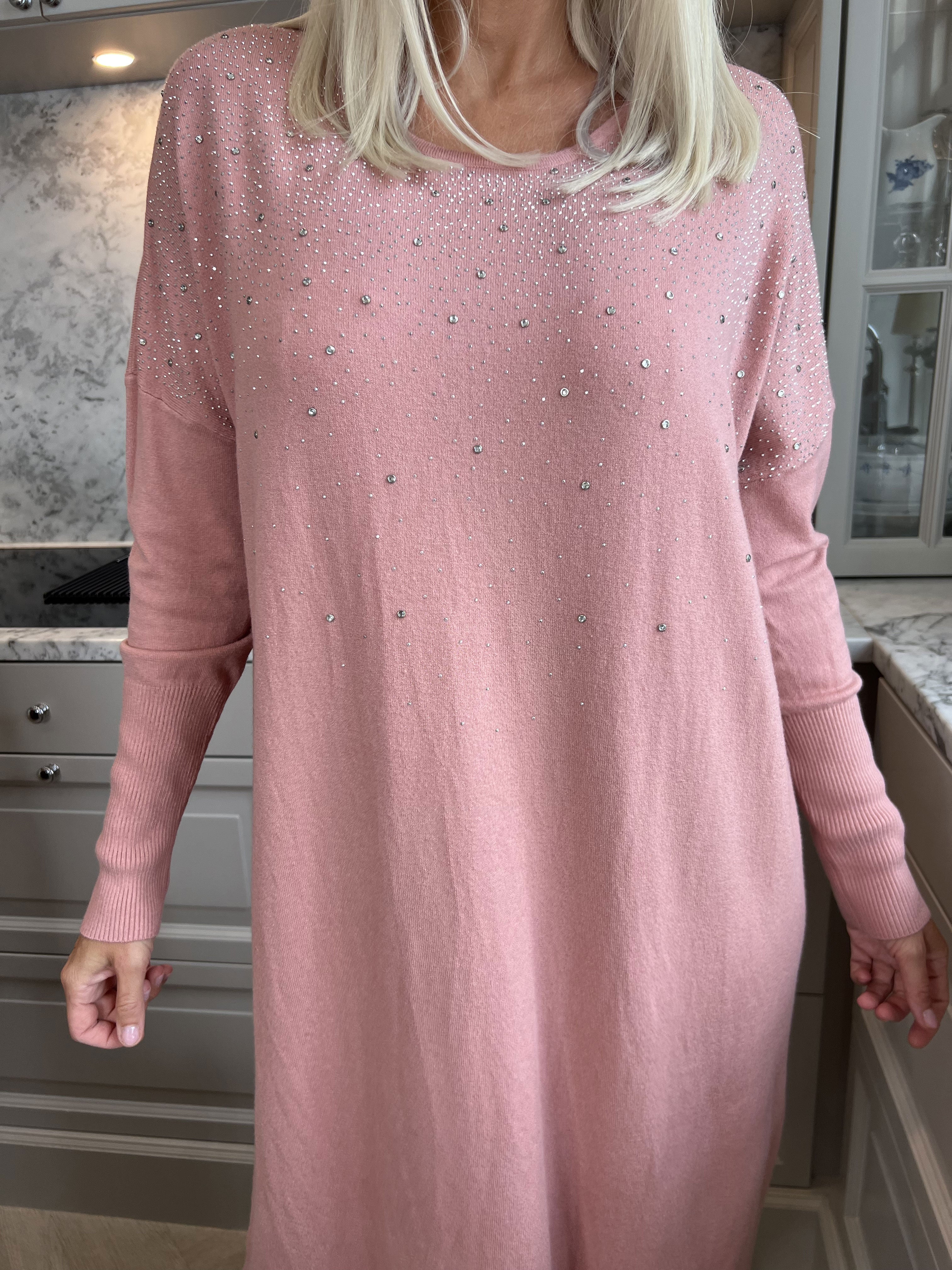 Yasha - Mjuk stickad klänning i stretchigt tyg med strass